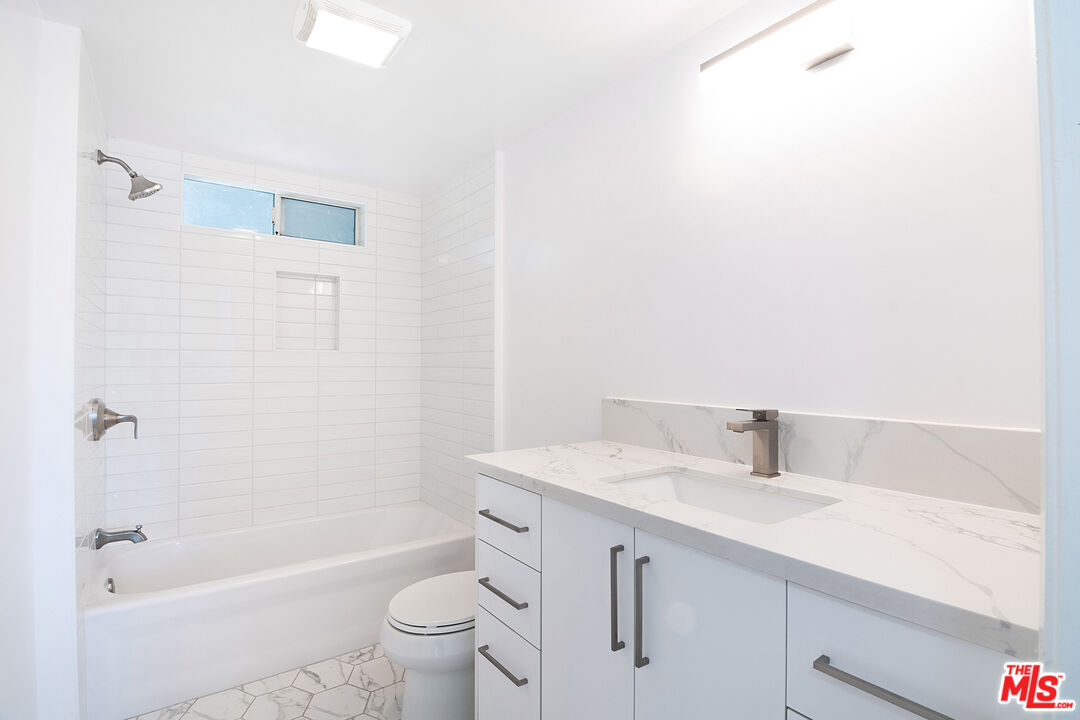 231 E Hyde Park Blvd