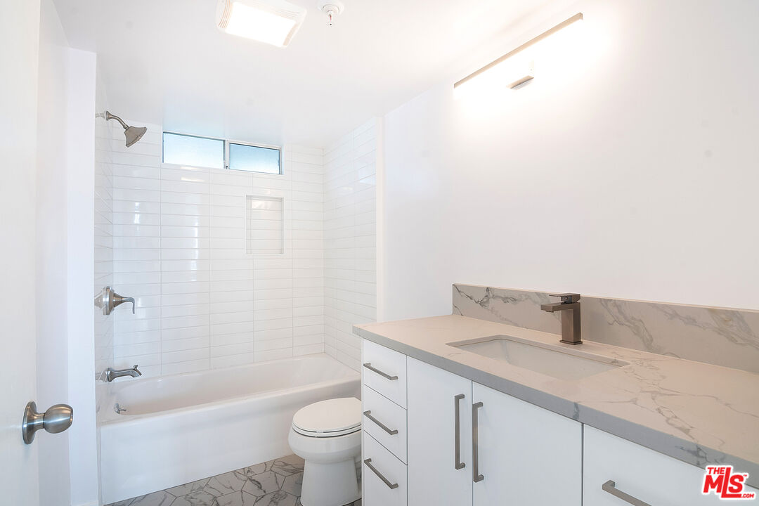 231 E Hyde Park Blvd