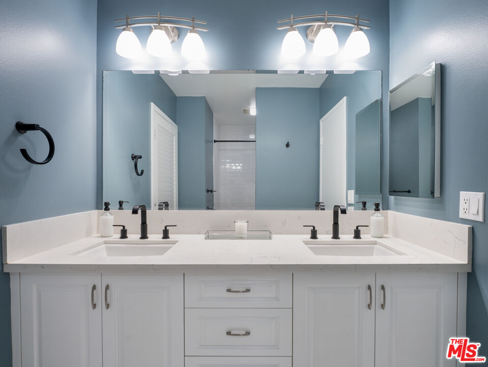 927 N Kings Rd Unit: 317
