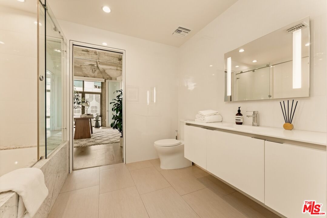 330 W 11th St Unit: 401 & 402