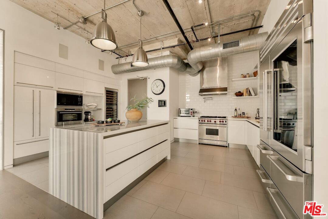 330 W 11th St Unit: 401 & 402
