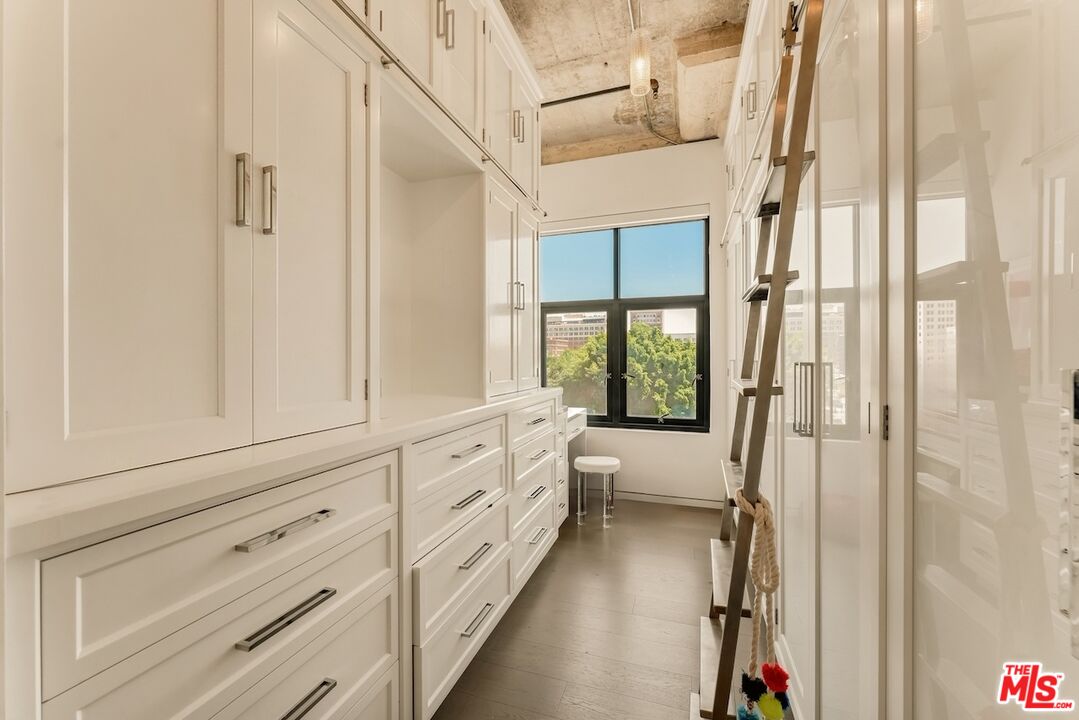 330 W 11th St Unit: 401 & 402