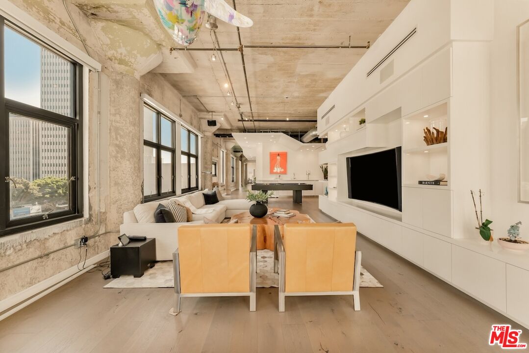330 W 11th St Unit: 401 & 402