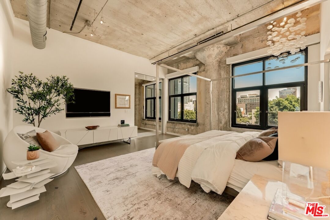 330 W 11th St Unit: 401 & 402