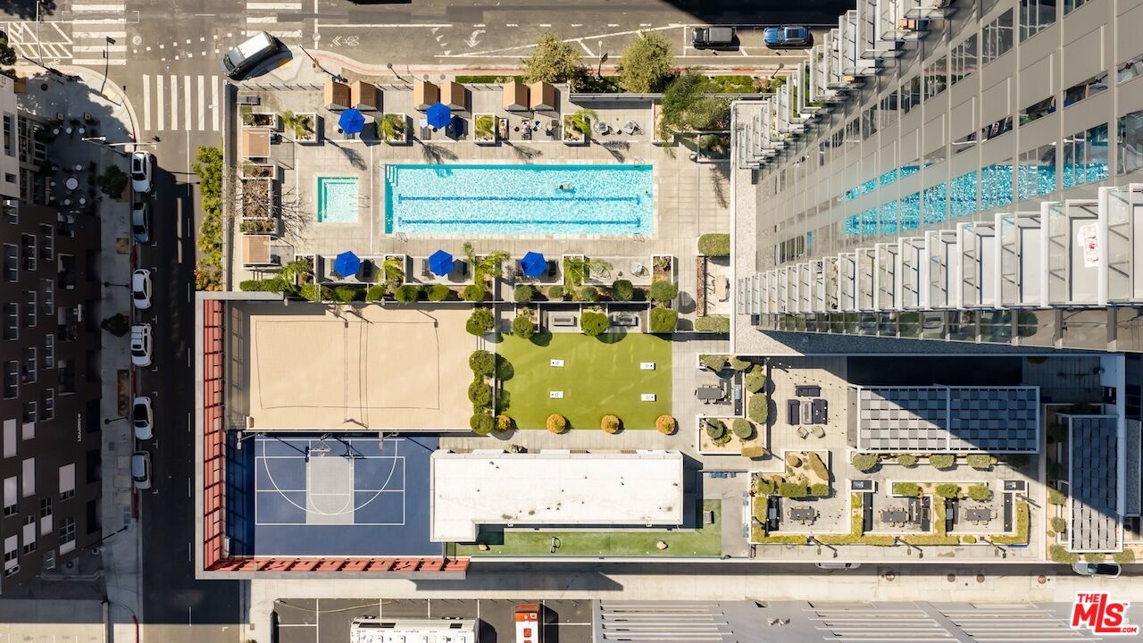 330 W 11th St Unit: 401 & 402
