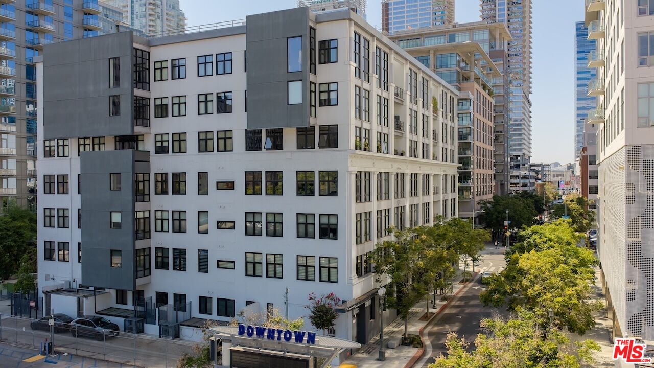330 W 11th St Unit: 401 & 402