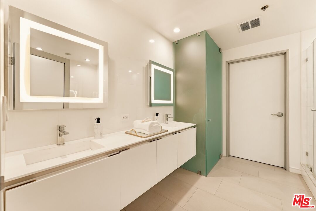 330 W 11th St Unit: 401 & 402