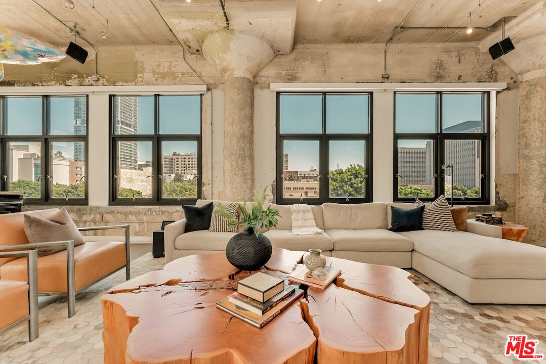 330 W 11th St Unit: 401 & 402