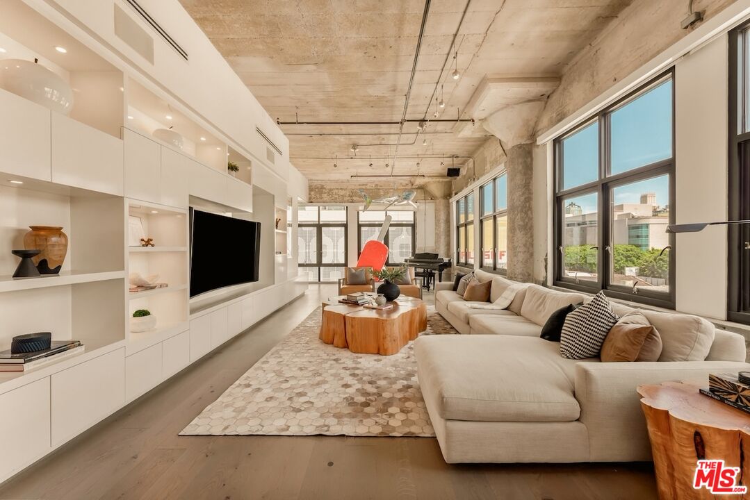 330 W 11th St Unit: 401 & 402
