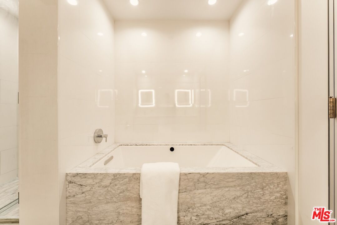 330 W 11th St Unit: 401 & 402