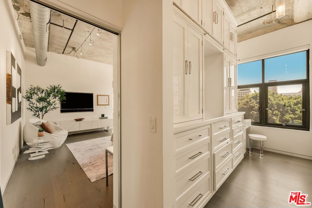 330 W 11th St Unit: 401 & 402