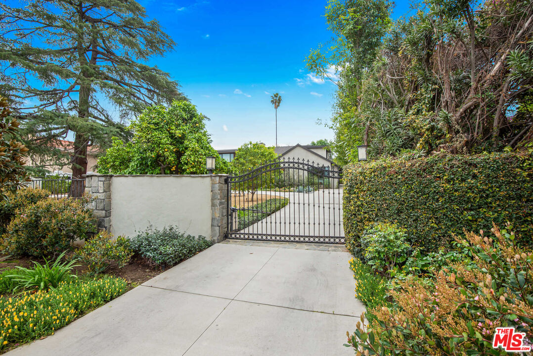 17352 MAGNOLIA BLVD