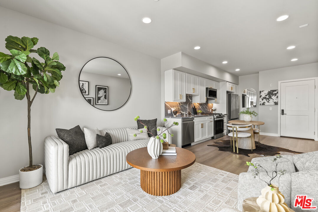 7428 Santa Monica Blvd Unit: 204