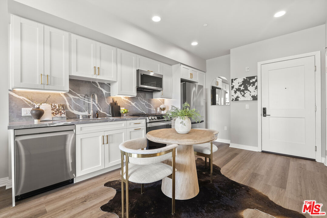 7428 Santa Monica Blvd Unit: 204