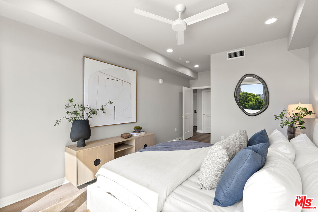 7428 Santa Monica Blvd Unit: 204