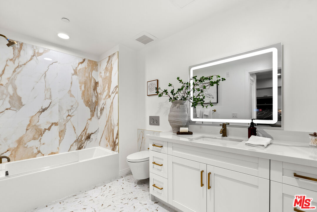 7428 Santa Monica Blvd Unit: 204