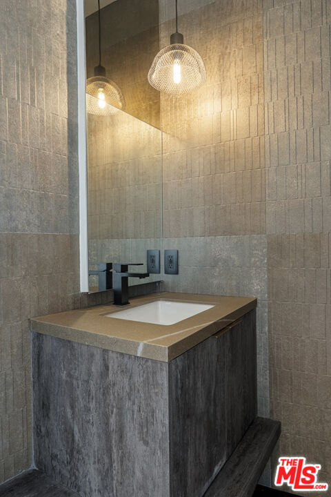1021 N Ogden Dr Unit: PH 5