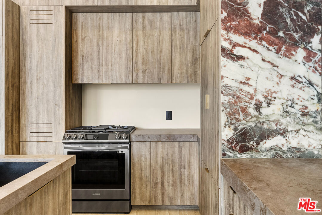 1021 N Ogden Dr Unit: PH 5