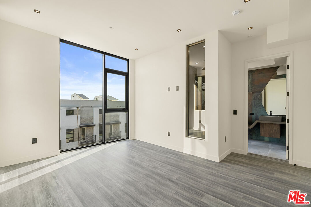 1021 N Ogden Dr Unit: PH 5