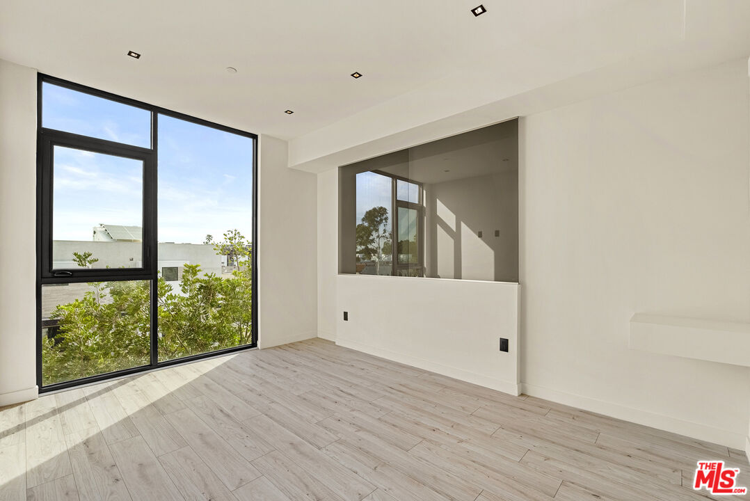 1021 N Ogden Dr Unit: PH 6