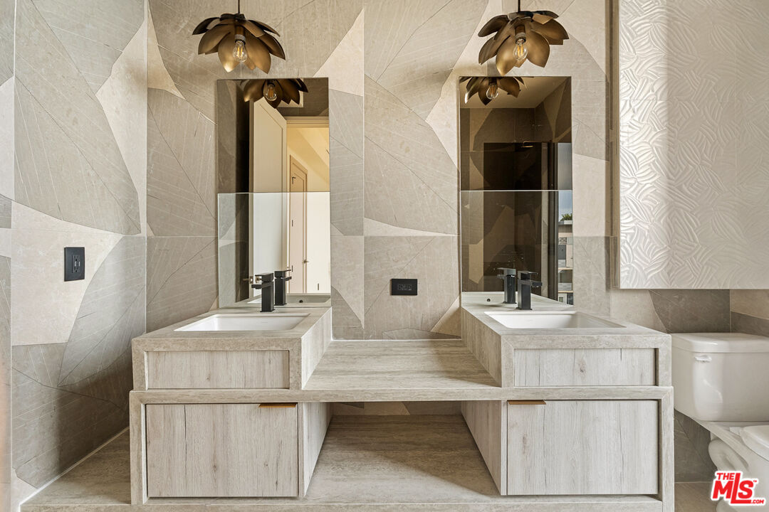 1021 N Ogden Dr Unit: PH 6