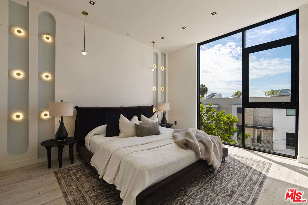 1021 N Ogden Dr Unit: PH 7