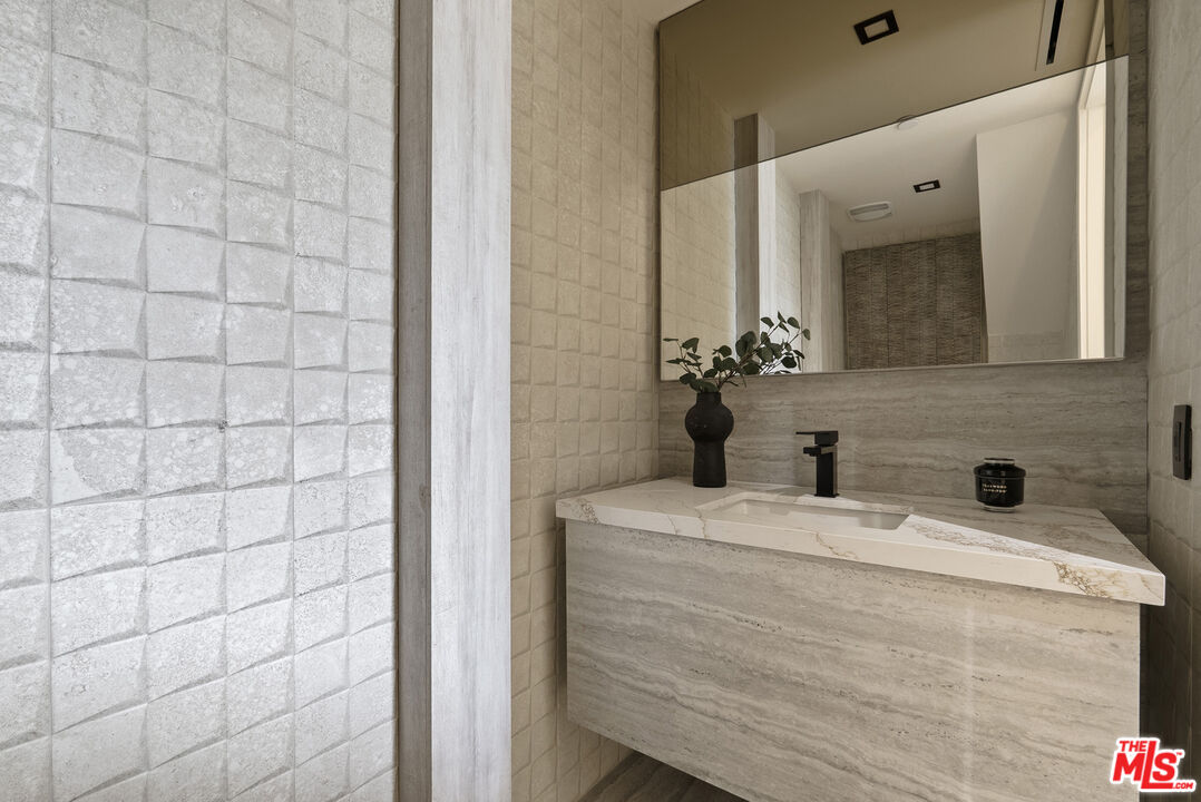 1021 N Ogden Dr Unit: PH 7