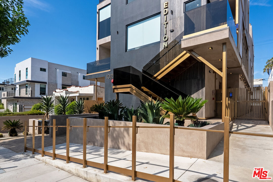 1021 N Ogden Dr Unit: PH 7