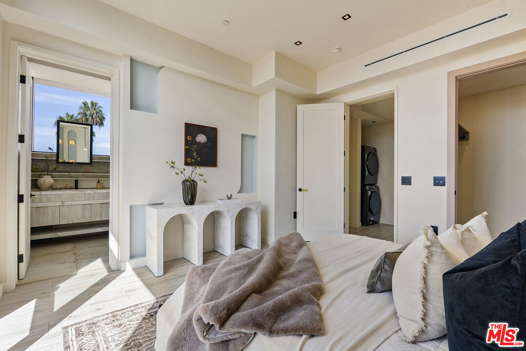 1021 N Ogden Dr Unit: PH 7