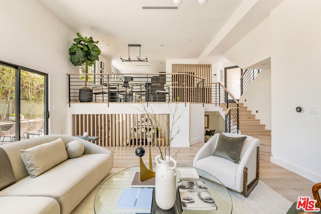 914 West Knoll Dr