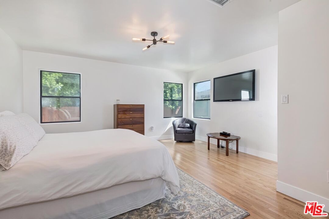3232 S Beverly Dr