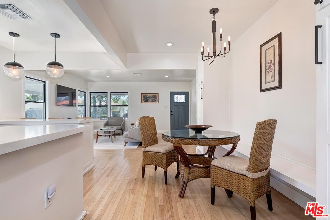 3232 S Beverly Dr