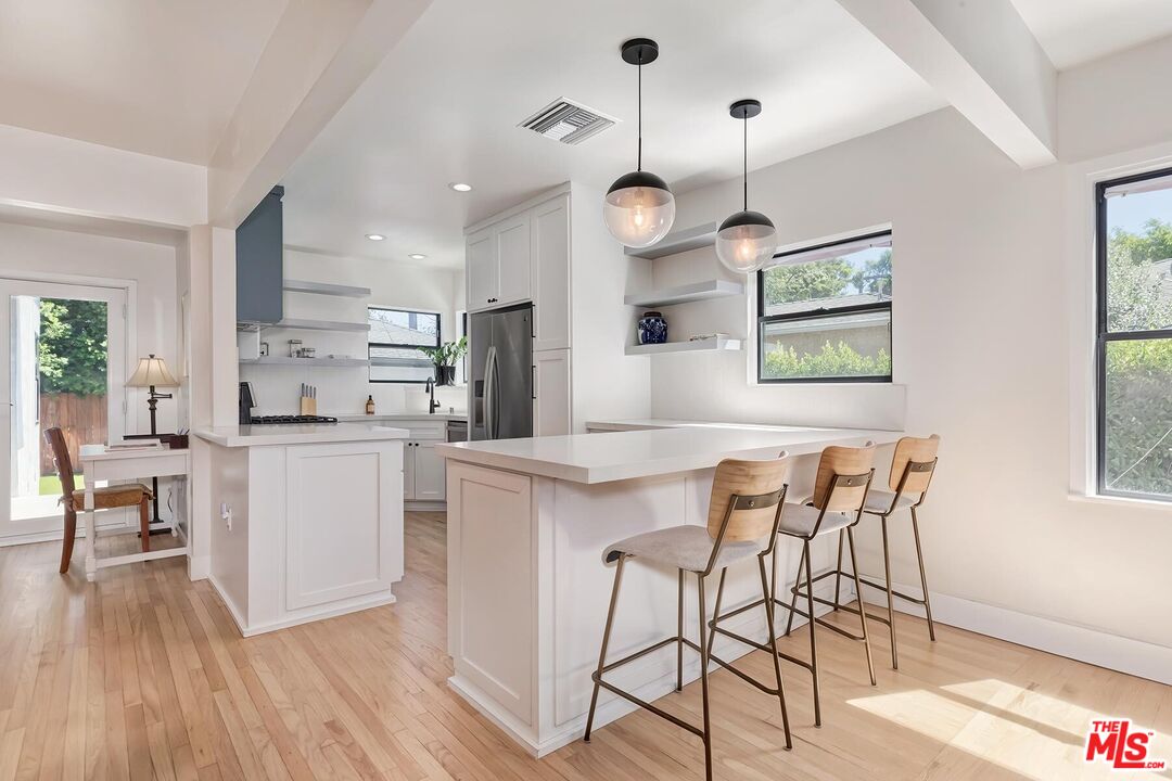 3232 S Beverly Dr