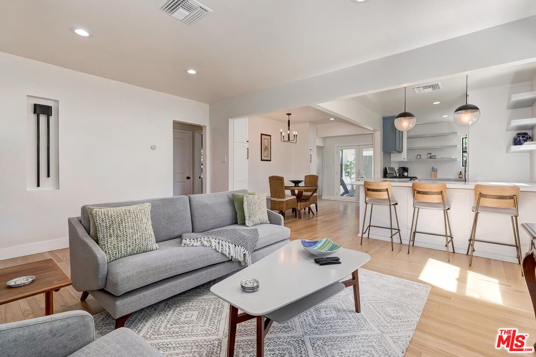 3232 S Beverly Dr