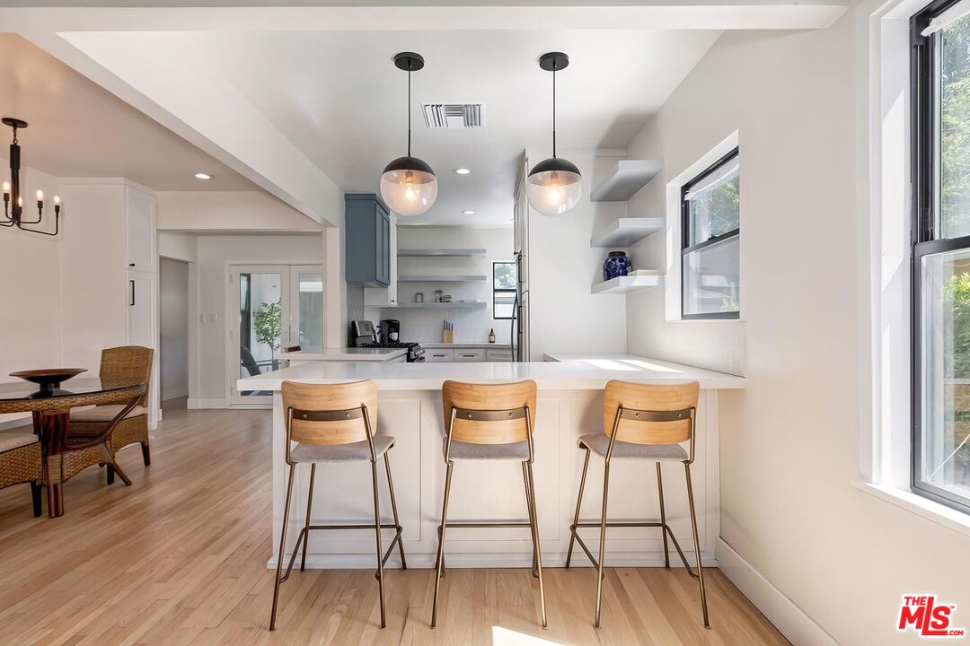 3232 S Beverly Dr