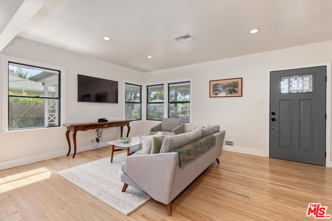 3232 S Beverly Dr