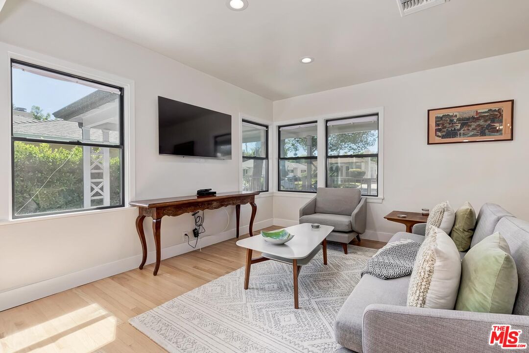 3232 S Beverly Dr
