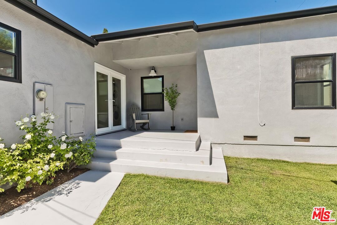 3232 S Beverly Dr