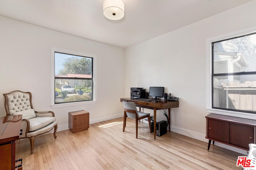 3232 S Beverly Dr