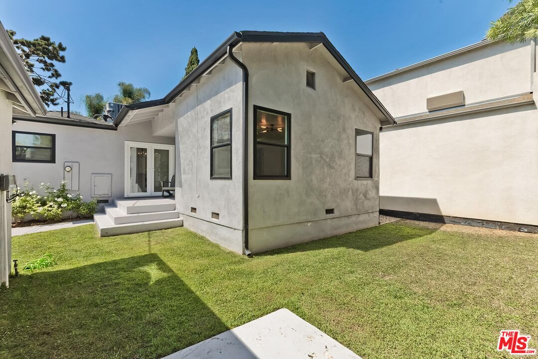 3232 S Beverly Dr