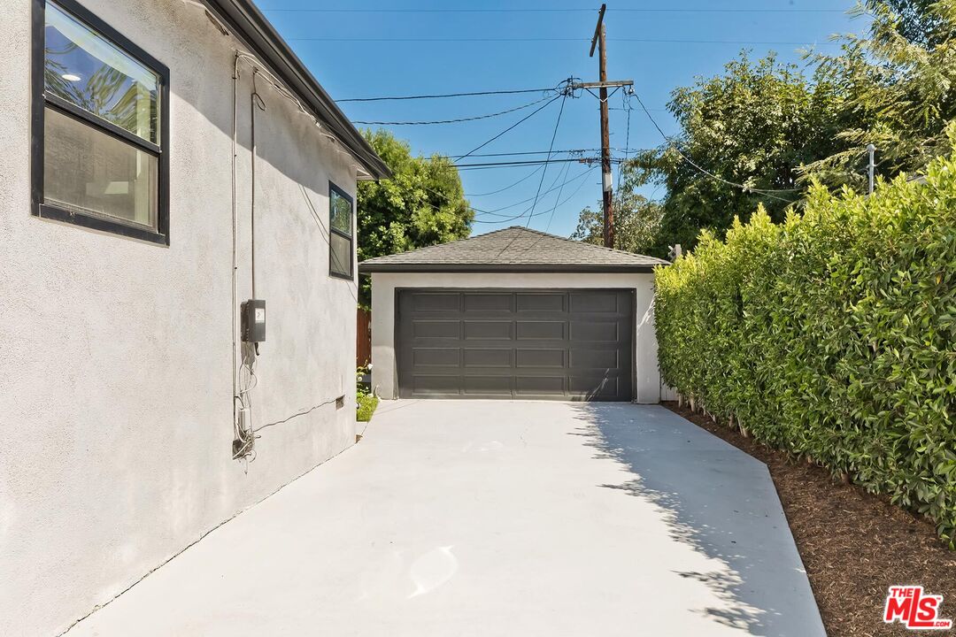 3232 S Beverly Dr