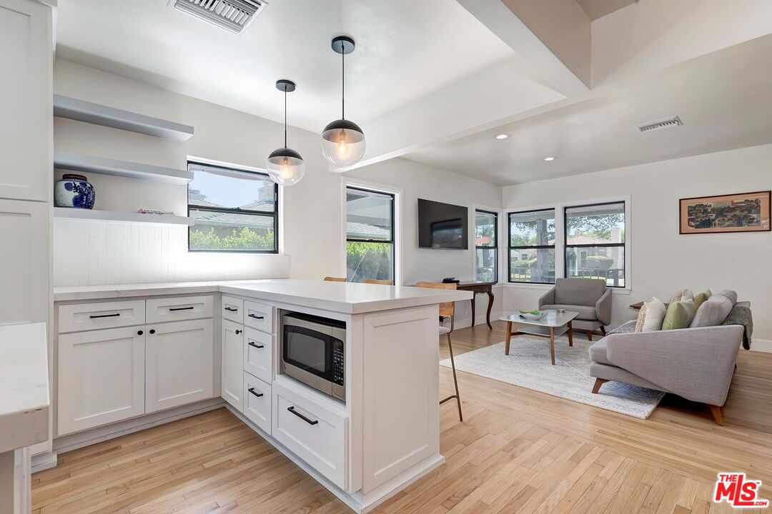 3232 S Beverly Dr