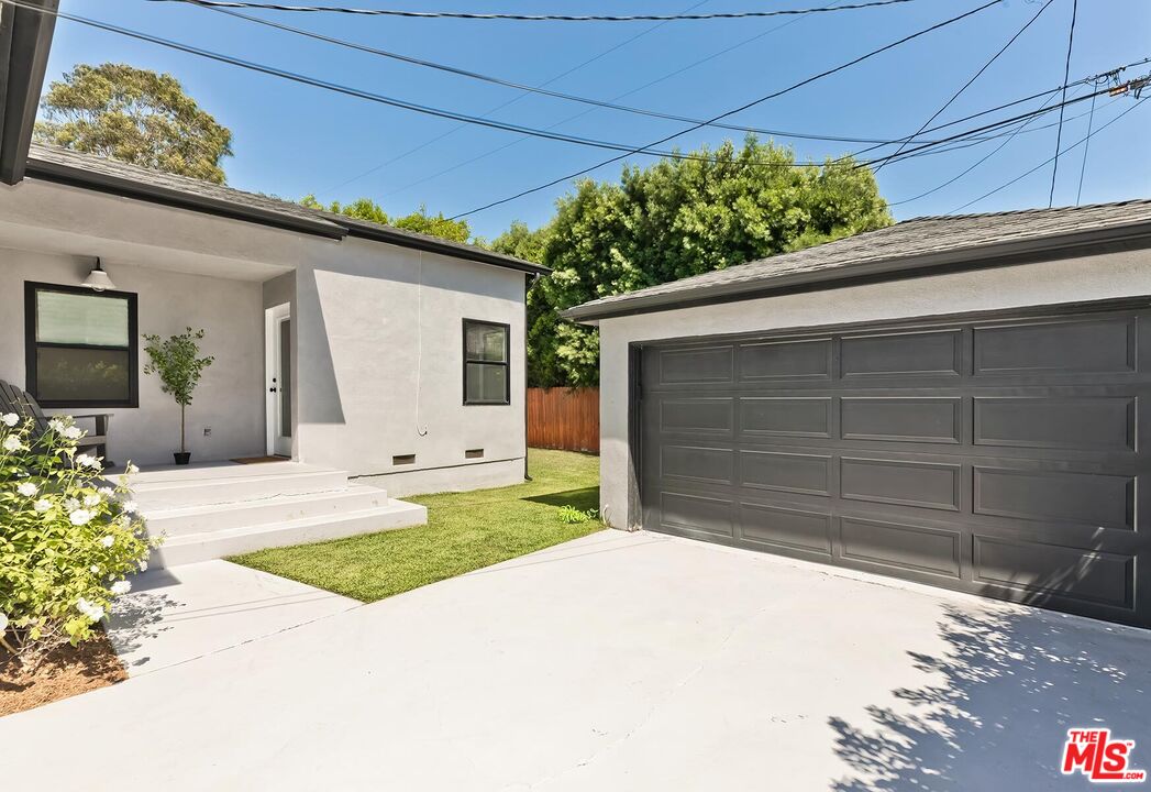 3232 S Beverly Dr