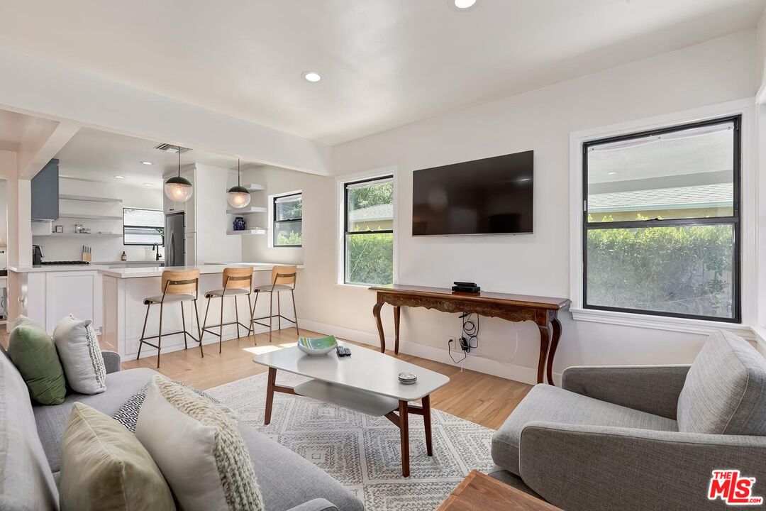 3232 S Beverly Dr