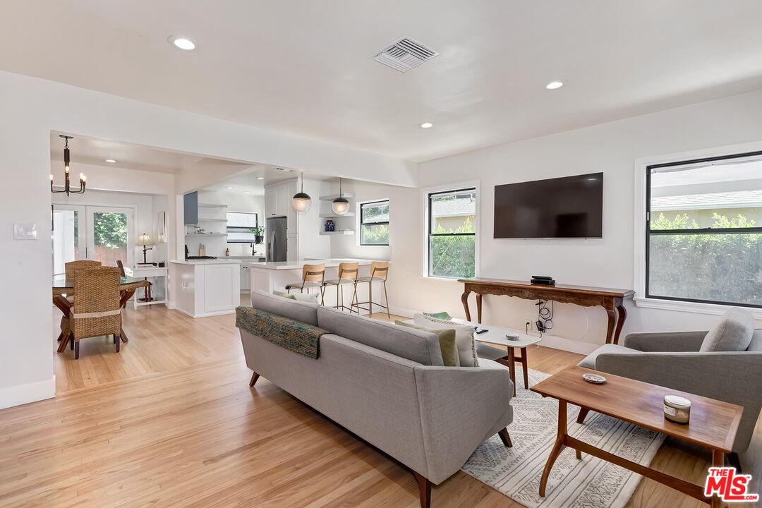 3232 S Beverly Dr