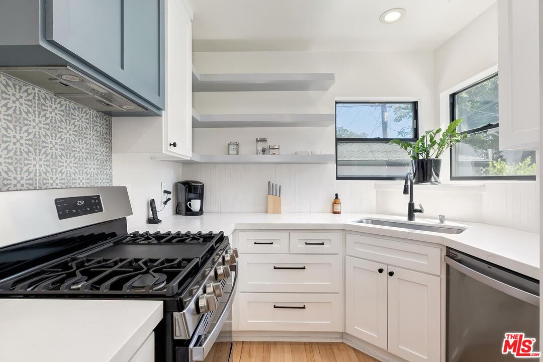 3232 S Beverly Dr