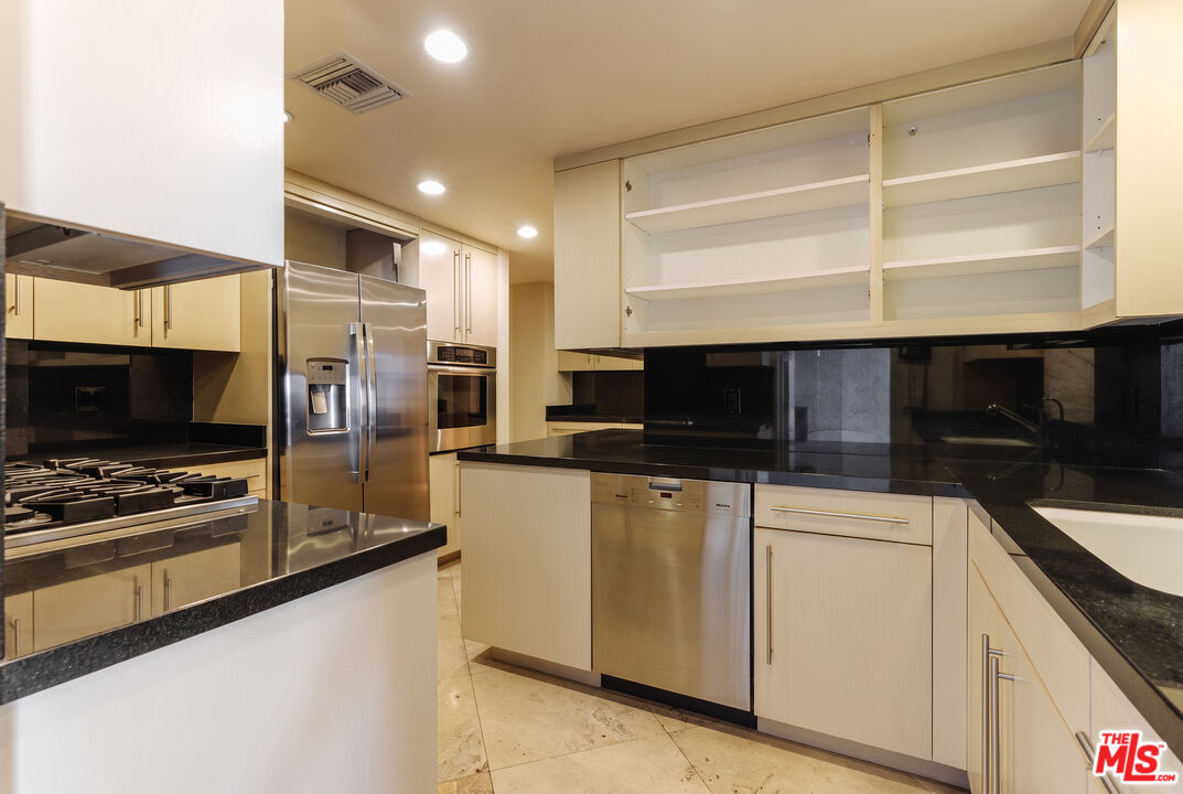 8787 Shoreham Dr Unit: 407