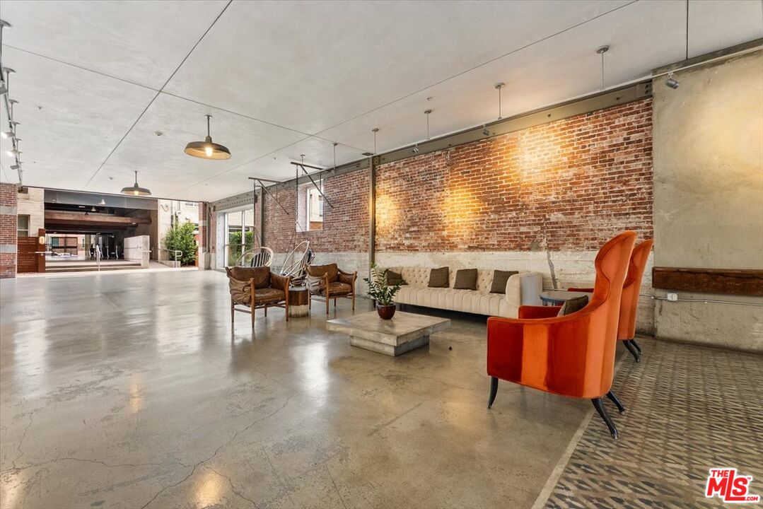 530 S Hewitt St Unit: 326