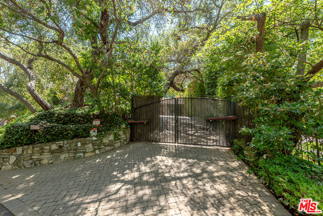 3235 Oakdell Ln
