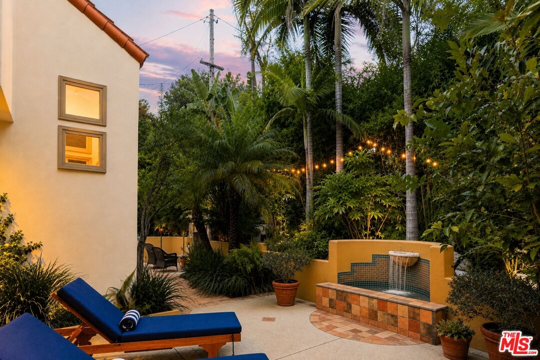 8935 Hollywood Hills Rd